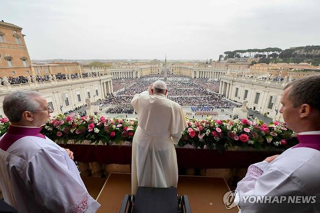 부활절 메시지 전하는 교황 (바티칸 AFP=연합뉴스) 프란치스코 교황이 31일(현지시간) 성 베드로 대성당에서 '우르비 에트 오르비'(Urbi et Orbi·라틴어로 '로마와 전 세계에'라는 뜻) 부활절 메시지를 전달하고 있다. [바티칸 제공] 2024.3.31 photo@yna.co.kr (끝)