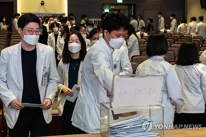 사직 행렬 (서울=연합뉴스) 윤동진 기자 = 25일 오전 서울 고려대학교 안암병원에서 열린 ‘고려대학교 의료원 교수 총회’에서 교수들이 사직서를 제출하고 있다. 2024.3.25 mon@yna.co.kr