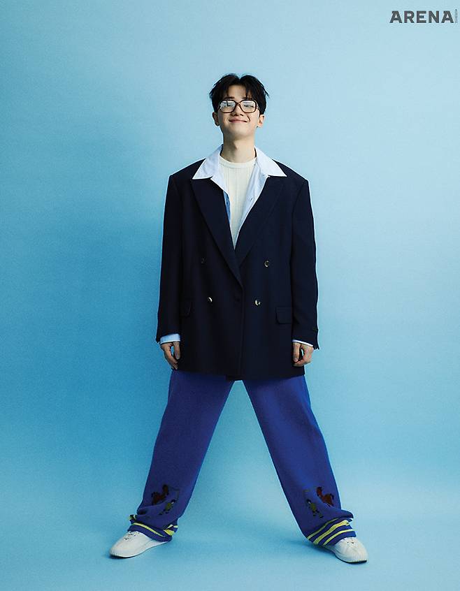 이너 니트 톱 렉토, 팬츠 보디 by 지스트릿 494 옴므, 안경 젠틀몬스터, 재킷·셔츠·슈즈 모두 스타일리스트 소장품.