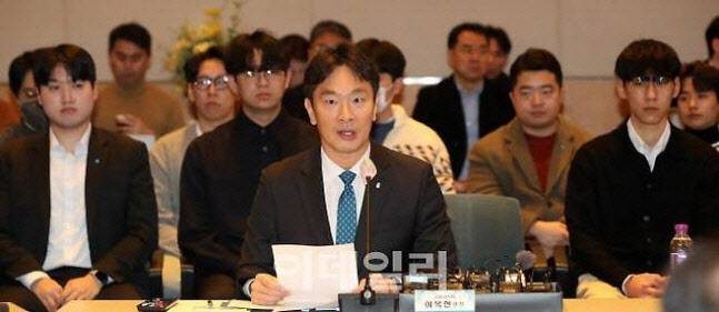 이복현 금융감독원장이 지난 13일 서울 여의도 한국경제인협회에서 열린 ‘개인투자자와 함께하는 열린 토론’에서 초단타 거래에 대한 점검 입장을 밝혔다. (사진=방인권 기자)