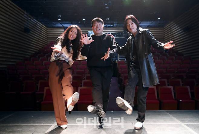 ‘제6회 서울 탭댄스 페스티벌’에 참여하는 김길태(가운데) 예술감독과 탭댄서 박용갑(오른쪽), 박지혜가 지난 27일 서울 마포구 마포아트센터에서 가진 이데일리와의 인터뷰에 앞서 포즈를 취하고 있다. (사진=노진환 기자)
