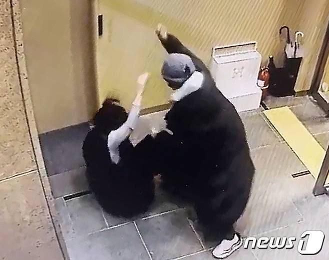 배현진 국민의힘 의원이 지난 1월25일 오후 5시쯤 서울 강남구 청담동 한 빌딩에서 중학생 A 군(15)으로부터 머리를 가격당했다. 사진은 배현진 의원 피습관련 CCTV 화면. (배현진 의원실 제공) 2024.1.25/뉴스1 ⓒ News1 송원영 기자