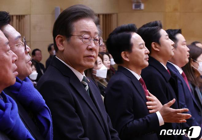제22대 총선 인천 계양을에 출마한 이재명 더불어민주당 대표와 원희룡 국민의힘 계양을 후보가 31일 오전 인천 계양구 가나안교회에서 열린 부활절 예배에 참석하고 있다. (공동취재) 2024.3.31/뉴스1 ⓒ News1 임세영 기자