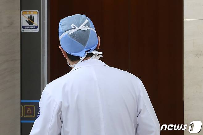 정부의 의대 증원에 반발하는 전공의와 의대 교수들의 집단 사직서 제출로 의료 공백이 불가피해진 가운데 27일 대구의 한 대학병원에서 의료진이 발걸음을 옮기고 있다. 2024.3.27/뉴스1 ⓒ News1 공정식 기자