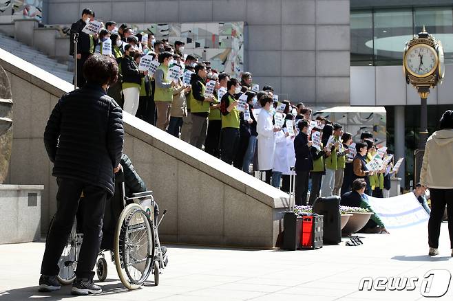 1일 오전 서울 서대문구 세브란스병원에서 환자와 보호자가 전공의 즉각 복귀, 교수 사직 철회 및 조속한 진료 정상화 위해 정부와 사용자 대책 수립, 환자와 병원노동자가 참여하는 사회적 대화 촉구를 위한 '서울지역 전공의 수련병원 현장 노동조합 대표자 합동 기자회견'을 지켜보고 있다. 2024.4.1/뉴스1 ⓒ News1 이승배 기자