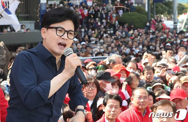 한동훈 국민의힘 총괄선거대책위원장이 1일 오후 부산 연제구 연산역 앞에서 열린 ‘국민의힘으로 연제살리기’ 연산로타리 지원유세에서 김희정 부산 연제 후보와 함께 지지를 호소하고 있다. 2024.4.1/뉴스1 ⓒ News1 임세영 기자