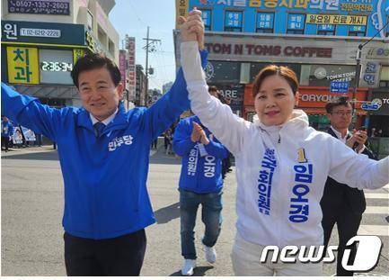 1일 더불어민주당 상임고문인 정동영 전주병 후보가 경기 광명갑에 출마한 임오경 후보 유세현장을 찾았다.(후보캠프제공)2024.4.1/뉴스1