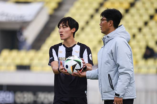 성남FC 최철우(오른쪽) 감독 대행. 사진제공 | 한국프로축구연맹