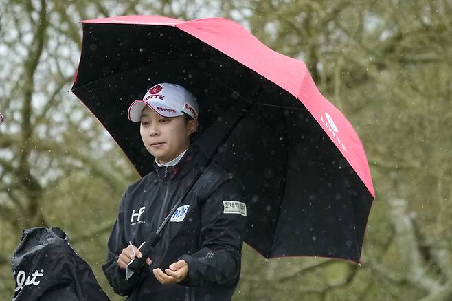 김효주가 1일(한국시간) 세빌 골프&컨트리클럽에서 열린 LPGA투어 포드 챔피언십에서 우산을 쓴채 강우량을 체크하고 있다. 사진 | 길버트(미 애리조나주)=AP 연합뉴스