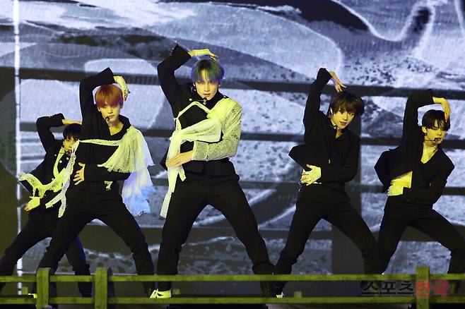 미니 6집 'minisode 3: TOMORROW'(미니소드3: 투모로우) 쇼케이스에 참석한 그룹 투모로우바이투게더(TXT). ⓒ이혜영 기자 lhy@hankooki.com