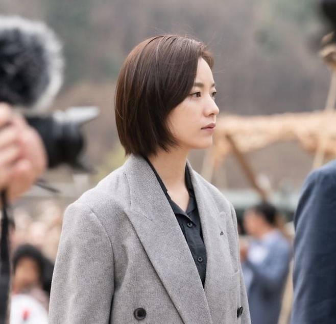 4월 10일 디즈니 플러스에서 오픈되는 웹드라마 ‘지배종’의 여주인공 한효주는 옆가르마의 태슬 컷 단발로 스타일 변신했다. 디즈니 플러스 '지배종' 스틸컷.