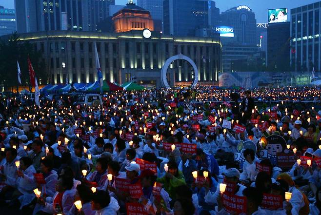 2008년 6월 8일 저녁 서울광장에서 광우병 위험 미국산 소고기 수입반대 집회가 열렸다. 참가자들의 자유발언이 이어지고 있다./이태경 기자