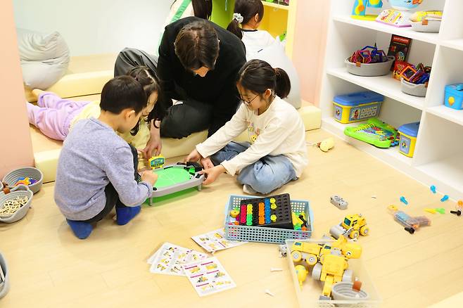 3월 27일 오후 서울 동작구 어린이 영어놀이터를 찾은 아이들이 원어민 강사와 함께 놀이를 하고 있다. /동작구 제공