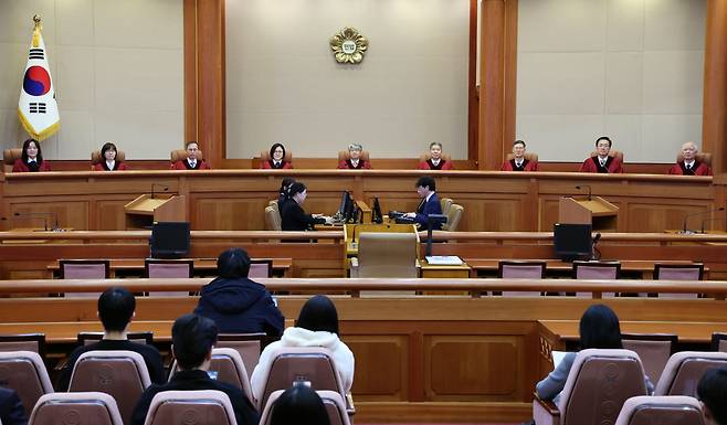 이종석(가운데) 헌법재판소장 등 헌법재판관들이 28일 오후 서울 종로구 헌법재판소에서 선고를 하고 있다. /뉴시스