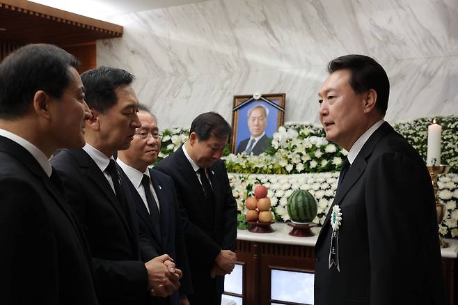 윤석열 대통령이 지난 8월 15일 오후 서울 서대문구 신촌세브란스병원 장례식장에 마련된 부친 고 윤기중 연세대 명예교수의 빈소에서 국민의힘 지도부의 조문을 받고 있다./대통령실