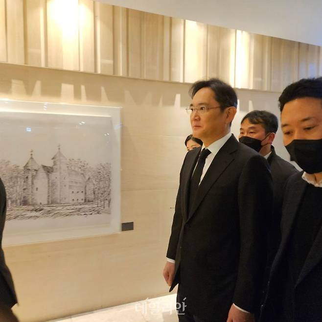 이재용 삼성전자 회장이 지난달 29일 서울 서대문구 신촌세브란스 장례식장에 마련된 고(故) 조석래 효성 명예회장의 빈소에 나서고 있다. ⓒ데일리안 정진주 기자