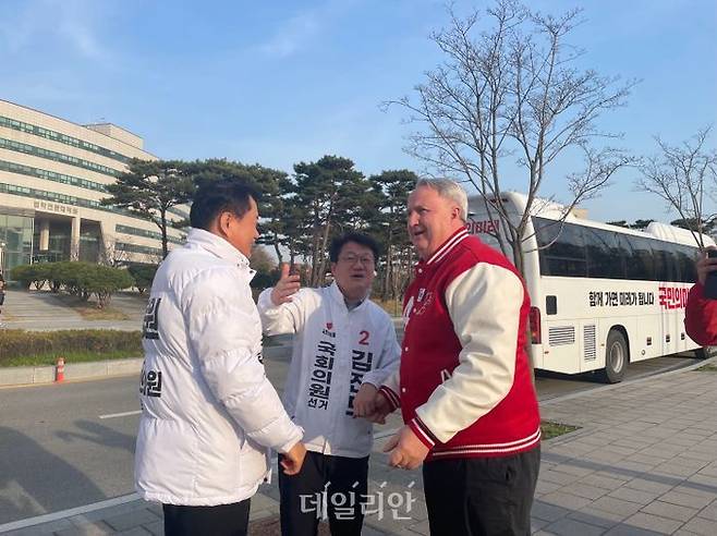 인요한 국민의미래 선거대책위원장이 1일 국민의힘 충청권 후보 격려를 위해 충청북도 청주 충북대학교에 방문했다. ⓒ데일리안 오수진 기자