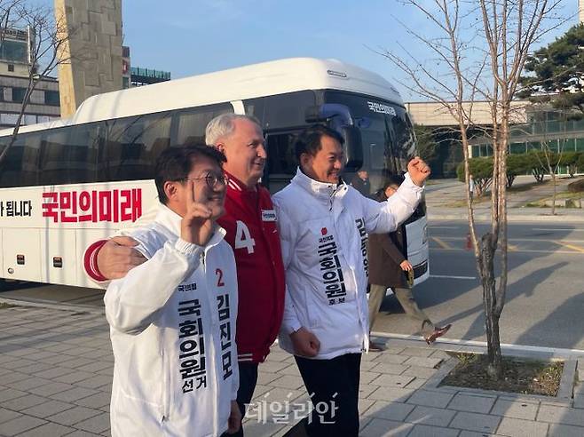 인요한 국민의미래 선거대책위원장이 1일 충북 청주에서 김진모(청주서원)·김동원(청주흥덕) 후보와 거리 인사를 하고 있다. ⓒ데일리안 오수진 기자