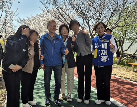 문재인 전 대통령이 1일 더불어민주당 배재정 후보가 출마한 부산 사상구를 찾아 시민들과 사진을 찍고 있다.<연합뉴스, 독자제공>