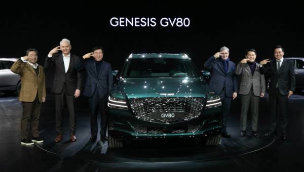 ▲2020년 제네시스 최초의 SUV인 GV80 신차발표회 현장. 현대차그룹 임원들이 손가락으로 제네시스의 2줄 헤드램프를 강조하고 있다.   (사진제공 제네시스)