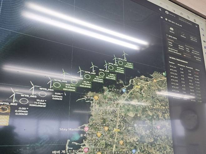 제주 한경면 두모리에 위치한 탐라해상풍력 상황실. 모니터에는 발전기 가동 현황을 확인할 수 있다. 지난 28일 현재 낙뢰를 맞아 가동을 멈춘 모습 등이 화면에 나타나 있다. 뉴시스 제공.