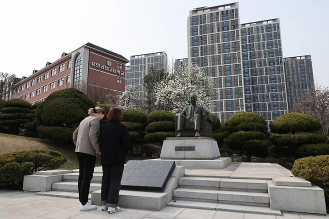 유한대학교 학생들이 3월27일 오후 경기도 부천시 유한공업고등학교 안에 위치한 유일한 박사 묘소를 찾아 둘러보고 있다. 신소영 기자 viator@hani.co.kr