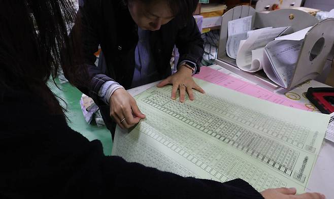 제22대 국회의원 선거 투표용지 인쇄가 시작된 1일 오전 서울 중구의 한 인쇄소에서 종로구선거관리위원회 직원들이 시험인쇄된 비례대표 투표용지를 검사하고 있다. 김정효 기자