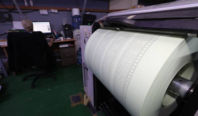 제22대 국회의원 선거 비례대표 투표용지가 1일 오전 서울 중구의 한 인쇄소에서 인쇄되고 있다. 김정효 기자