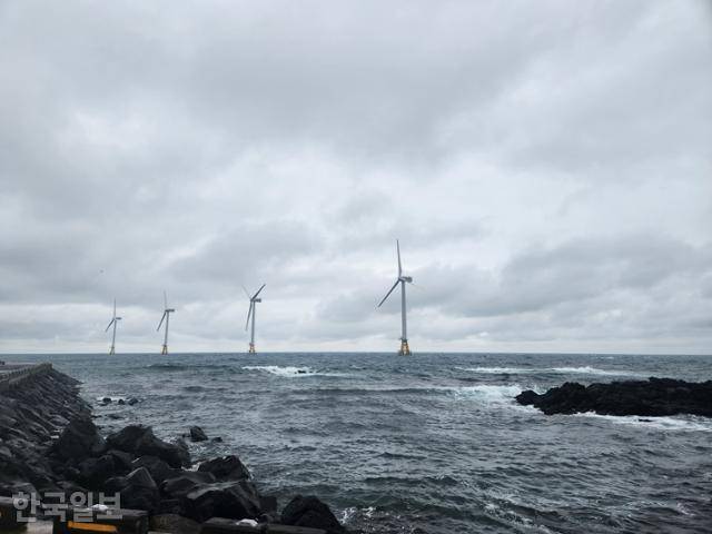 지난달 28일 제주시 한경면 탐라해상풍력단지의 풍력발전기가 운전하고 있다. 제주=나주예 기자