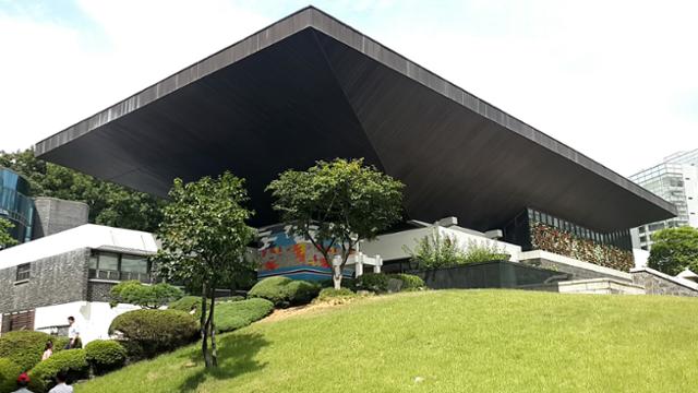 연세대 캠퍼스 안에 위치한 루스 채플은 서양의 근대 건축과 한국 전통건축 양식을 결합한 형태다.