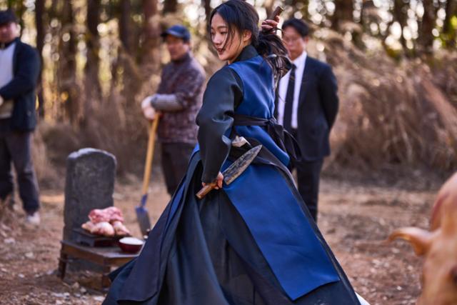 영화 '파묘'에서 배우 김고은이 연기한 무당 캐릭터가 극중에서 악귀를 쫓기 위한 굿을 치르고 있다. 영화 '파묘' 스틸컷