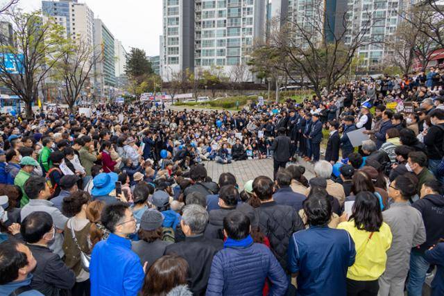 조국 조국혁신당 대표가 지난달 31일 부산 남구 경성대학교 정문 옆 문화공원에서 유세를 하고 있다. 조국혁신당 제공