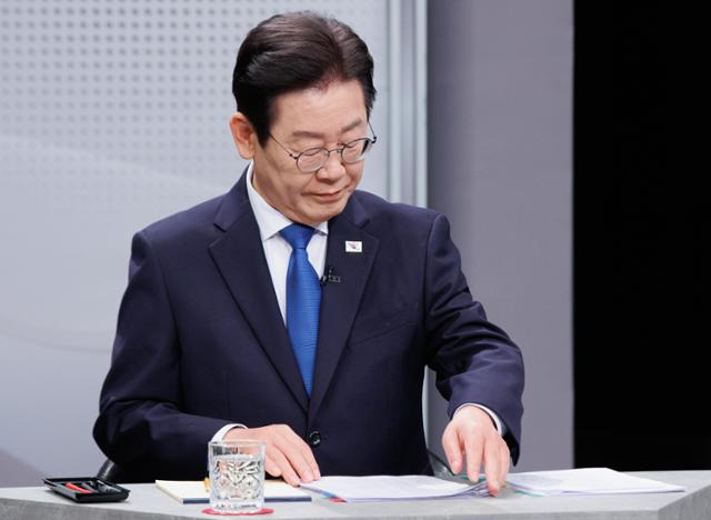 이재명 더불어민주당 상임공동선거대책위원장이 1일 오후 경기 부천시 OBS 경인TV에서 진행된 제22대 국회의원선거 인천 계양을 후보자 토론회에서 원고를 보며 준비하고 있다. 뉴시스