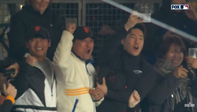 이정후의 홈런에 좋아하고 있는 이종범(가운데) 전 코치. 사진=MLB 공식 유튜브 채널 캡처