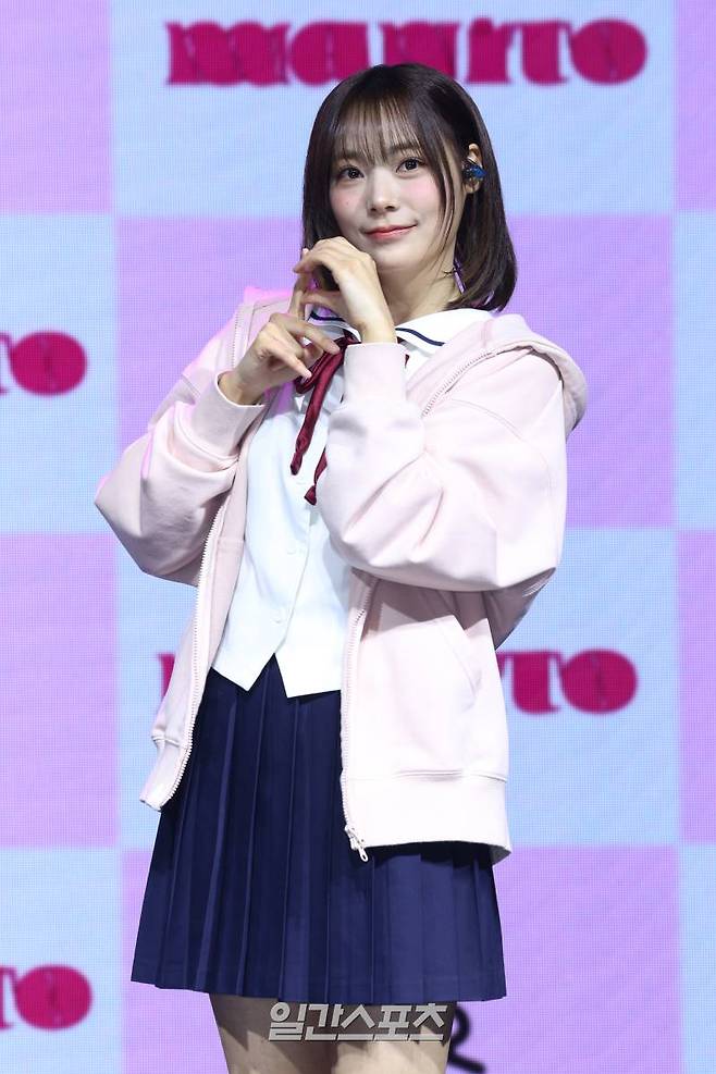 걸밴드 QWER 시연이 1일 오전 서울 서대문구 예스24 원더로크홀에서 열린 미니 1집 '마니또(MANITO)' 발매 기념 쇼케이스에 참석해 포즈를 취하고 있다. 타이틀곡 '고민중독'은 동경하는 상대와 가까워지기 위해 고민하는 화자의 마음을 경쾌한 밴드 사운드로 풀어낸 곡이다. 서병수 기자 qudtn@edaily.co.kr /2024.04.01/