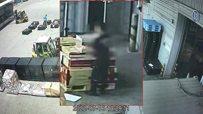 면세품 상자 바꿔치기하는 일당 [인천지검 제공]