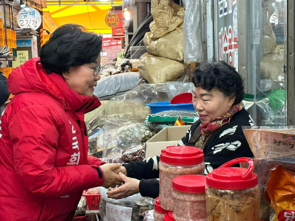 이혜훈 국민의힘 중·성동을 후보가 21일 지역구민을 향해 인사를 건네고 있다. [사진=이혜훈 후보 캠프 제공.]