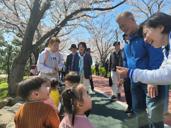 1일 오전 부산 사상구 낙동제방벚꽃길을 찾은 문재인 전 대통령, 김정숙 여사가 배재정 민주당 후보와 시민들을 만났다. 2024.04.01 [사진=뉴시스]