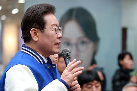 이재명 더불어민주당 대표가 3월 19일 오전 강원도 춘천명동거리에서 강원 현장 기자회견을 하고 있다.   이날 이 대표는 서울중앙지법에서 예정된 재판에 재판부의 허가를 받지 않고 불출석했다. 뉴스1