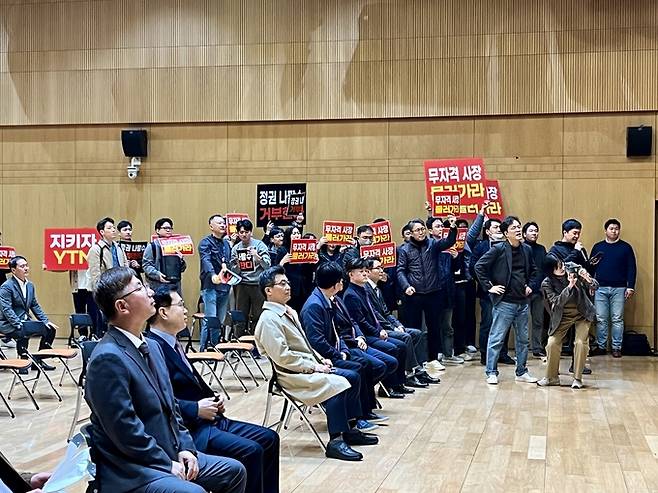 김백 사장이 취임사를 하는 동안 언론노조 YTN지부 조합원들이 항의 시위를 하고 있다. /김고은 기자