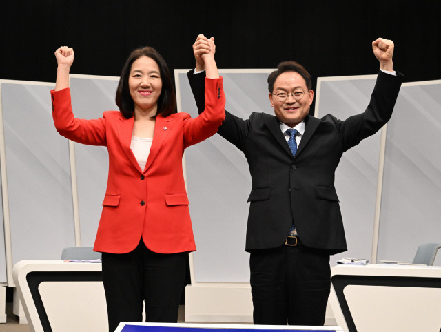 ▲ 강원도민일보와 춘천MBC가 공동주최한 제22대 국회의원선거 후보자 초청 토론회 춘천·철원·화천·양구 갑 선거구 편이 지난 28일 춘천MBC공개홀에서 생방송에서 진행됐다. 토론에 앞서 더불어민주당 허영 후보와 국민의힘 김혜란 후보가 공명선거를 다짐하고 있다.  김정호