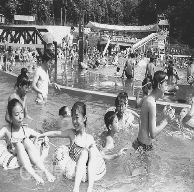과거 대전 보문산에 조성된 수영장에서 물놀이를 즐기고 있는 시민들. 대전시 제공