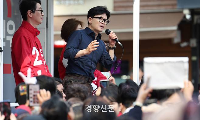 한동훈 국민의힘 비상대책위원장이 1일 오후 부산 해운대구 구남로광장에서 열린 ‘국민의힘으로 해운대살리기’ 지원유세에서 주진우(왼쪽) 해운대구갑, 김미애 해운대구을 후보의 지지를 호소하고 있다. 성동훈 기자