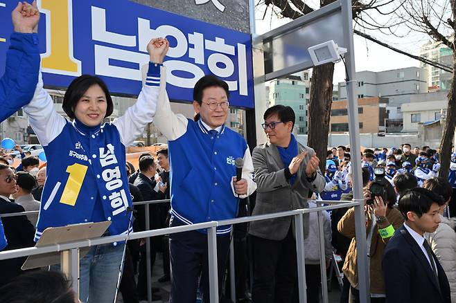 이재명 더불어민주당 대표가 1일 인천 미추홀구 용현시장 앞에서 남영희 후보의 손을 잡고 지원유세를 하고 있다. 사진공동취재단