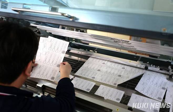 제22대 국회의원 선거를 9일 앞둔 1일 오후 경기 안양시의 한 인쇄업체에서 인쇄 중 걸린 투표용지를 직원이 점검하고 있다.