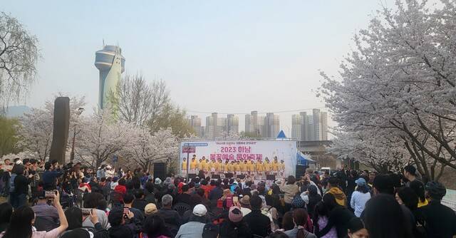 ‘하남봄봄 문화축제’가 오는 7일 오후 2시 당정뜰 특설무대에서 열린다. 사진은 지난해 4월 열린 ‘신장2동 당정뜰 봄봄음악회 & 2023 하남 봄꽃예술 문화축제’ 모습. 하남시 제공