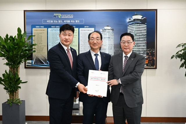 강수현(오른쪽) 양주시장은 1일 국가철도공단을 방문해 이성해 (가운데)국가철도공단 이사장을 만나 '교외선 일영1 국가철도 건널목 확장' 건의문을 전달하고 기념촬영을 하고 있다. 양주시 제공