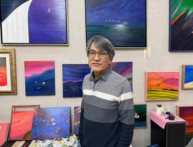 김재진 작가가 경기도 파주 작업실에서  매일경제와 인터뷰하고 있다.