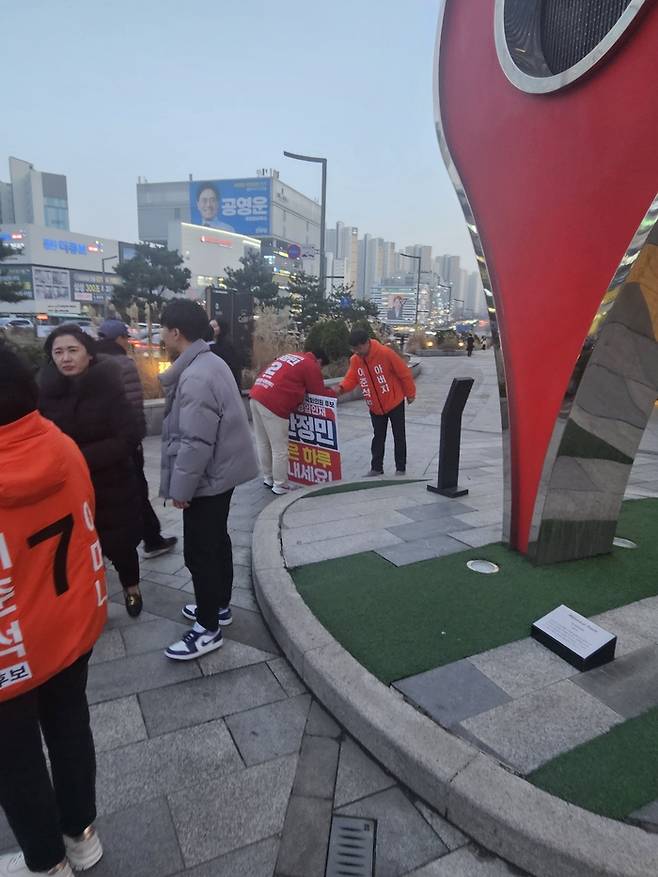 이준석 개혁신당 후보 아버지와 악수하는 한정민 국민의힘 후보의 모습. 박윤균 기자