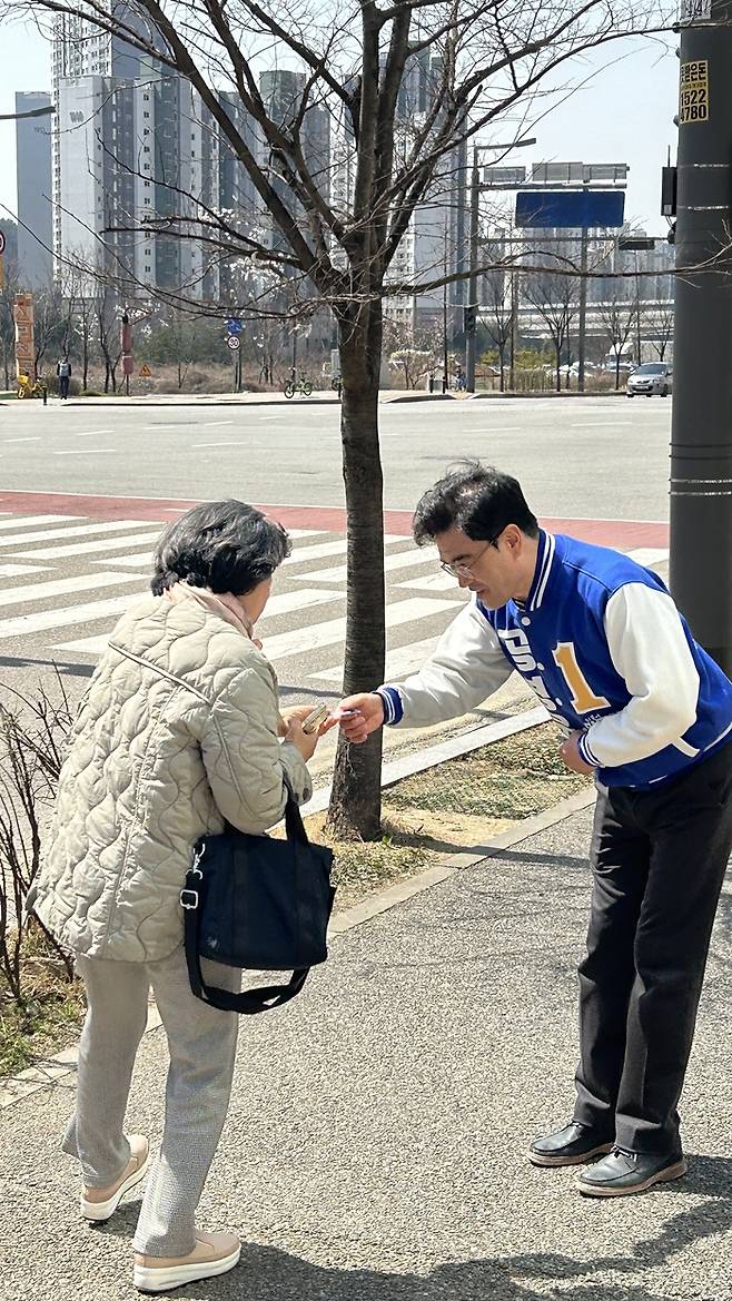 지역구민과 인사를 나누는 더불어민주당 공영운 후보. [사진=공영운 후보 선거사무소]